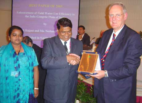 Dr. Rajput and Dr. Neelam Patel receiving Award from President Lee